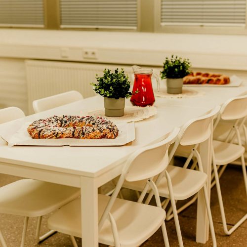 Kaetud pidulaud ja toolid Zebra mängumaa peoruumis